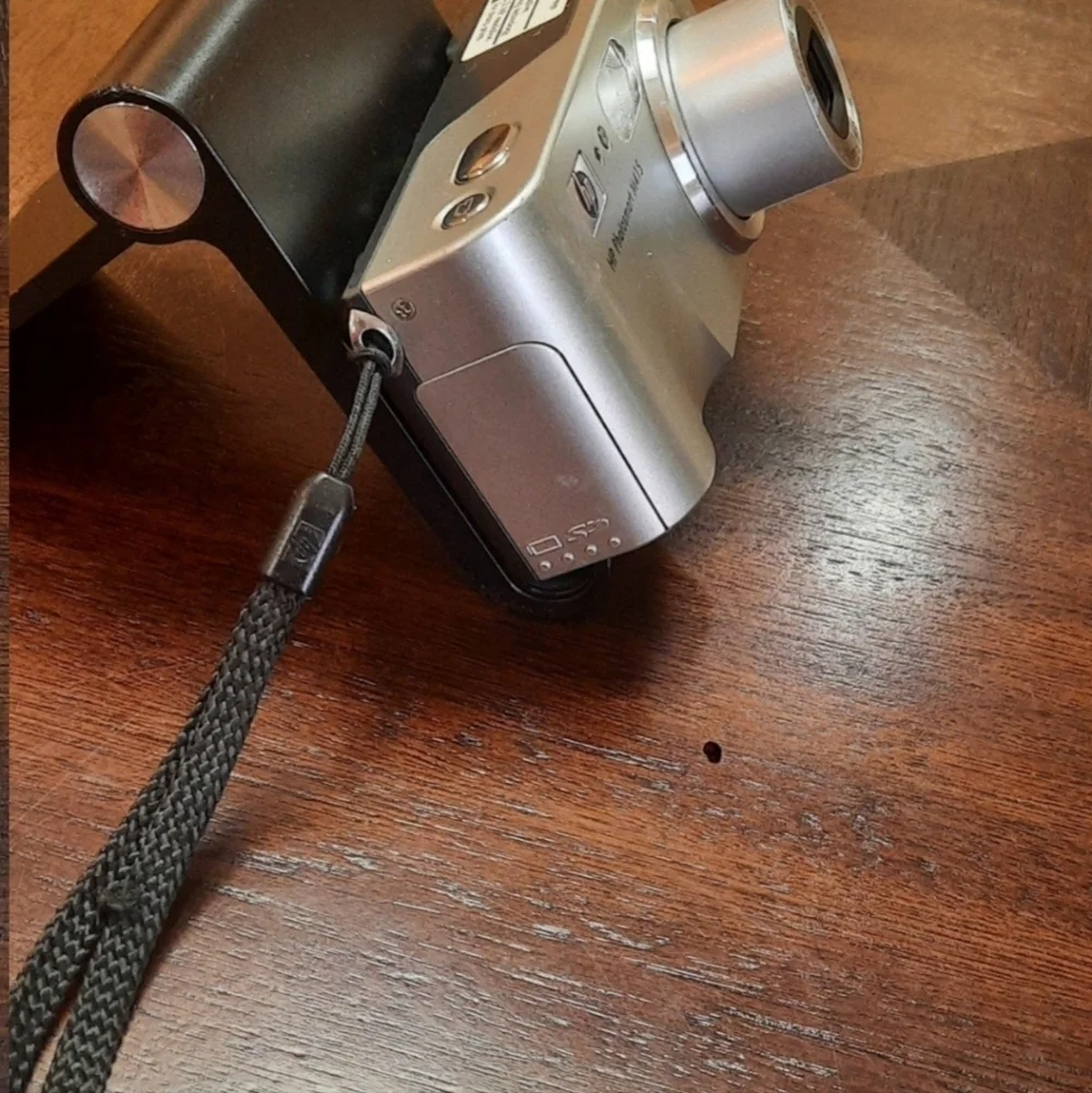 HP PhotoSmart M415 Digital Camera with InstantShare